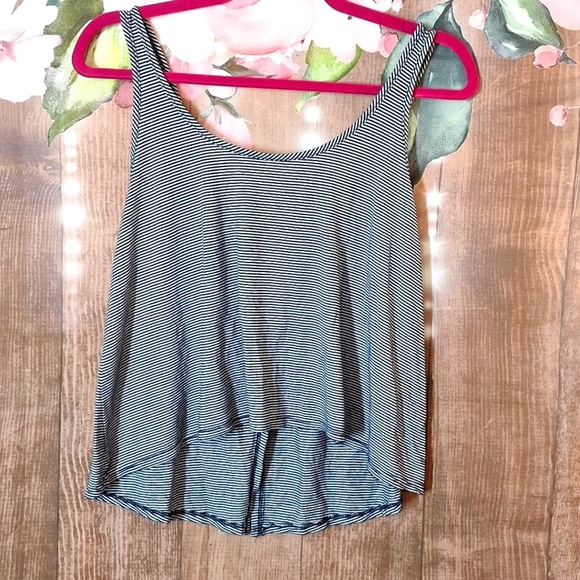 Windsor Tops - WINDSOR SIZE MEDIUM CROP TOP WITH SPLIT BACK STRIPED BLUE AND WHITE